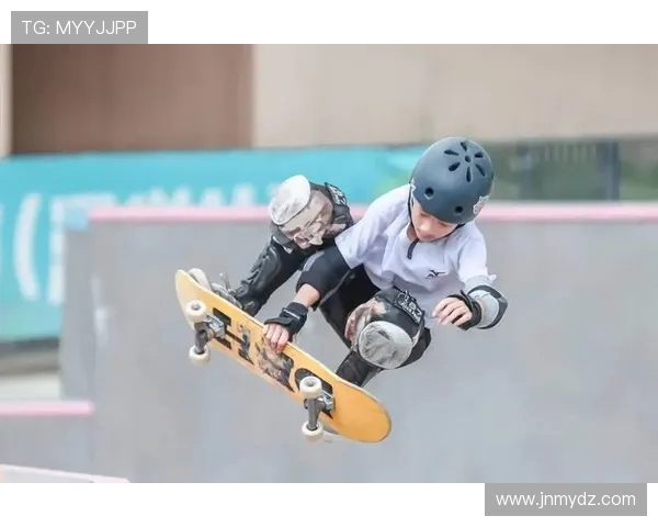 广州滑板队与成都滑板队赛后复盘分析比赛节奏与战术对决