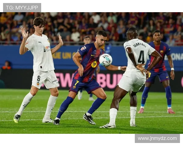 巴萨与瓦伦西亚激战整场回顾球迷热情高涨精彩瞬间不容错过